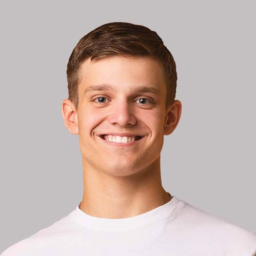 Lächelnder Mann mit weißem T-Shirt