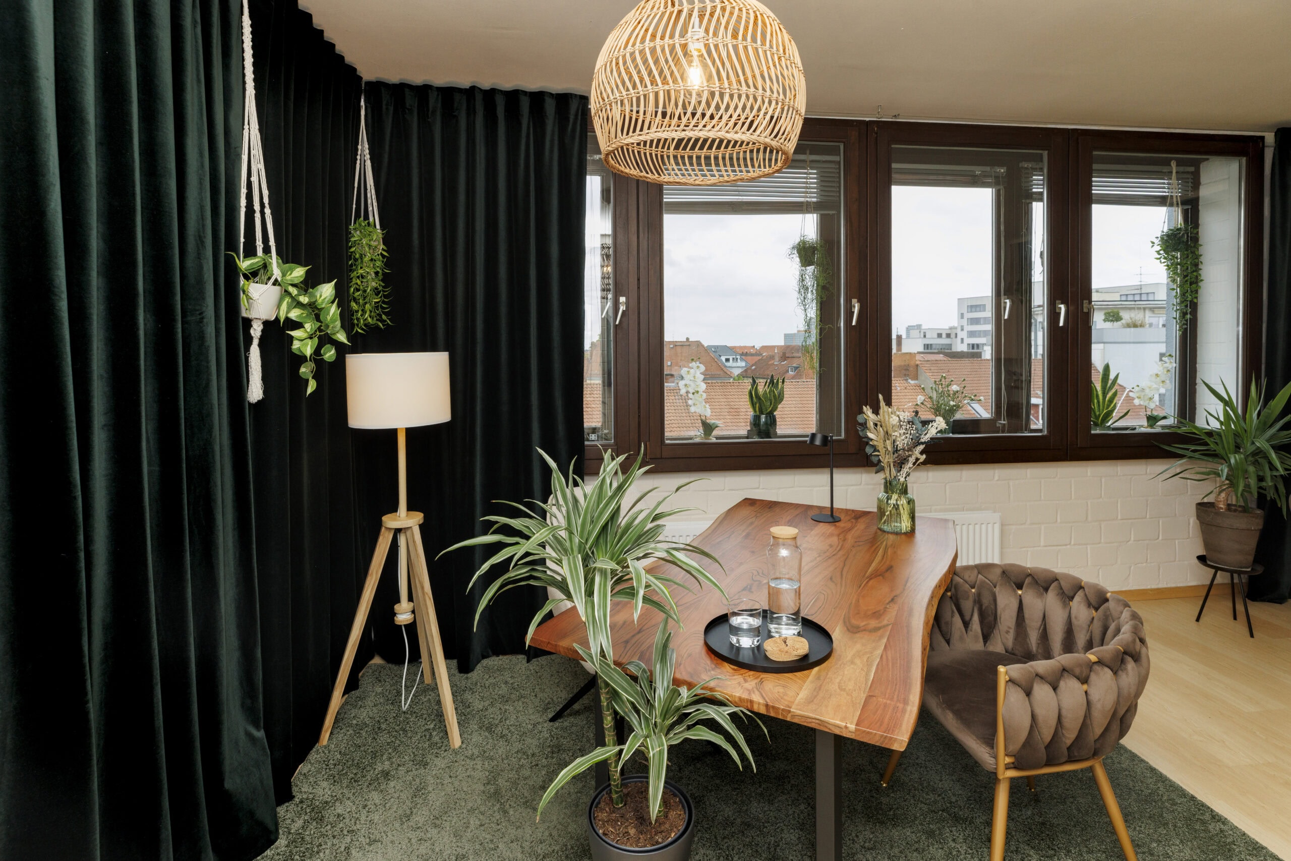 Modernes Wohnzimmer mit Pflanzen und Holzmöbel