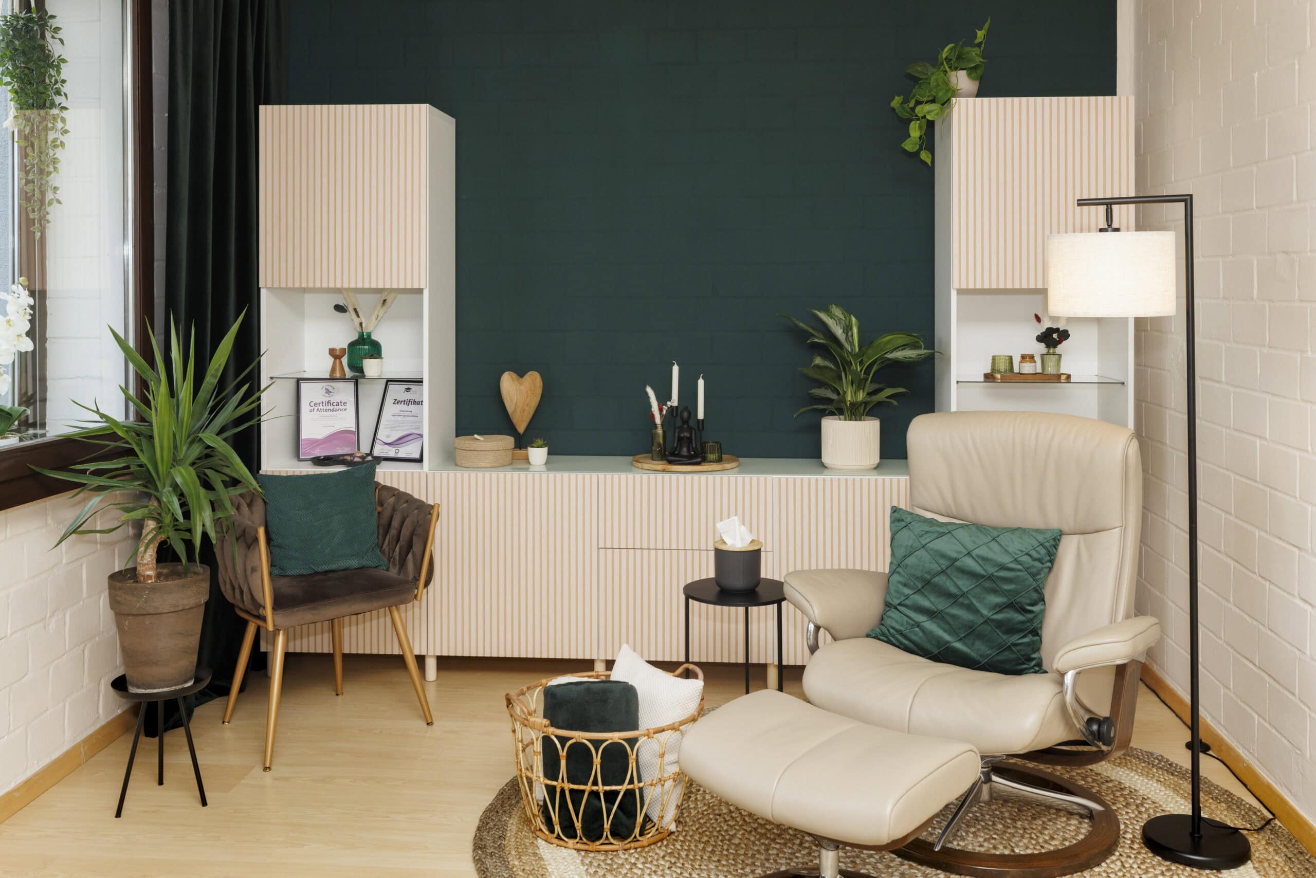 Gemütliches Wohnzimmer mit Pflanzen und Ledersessel.